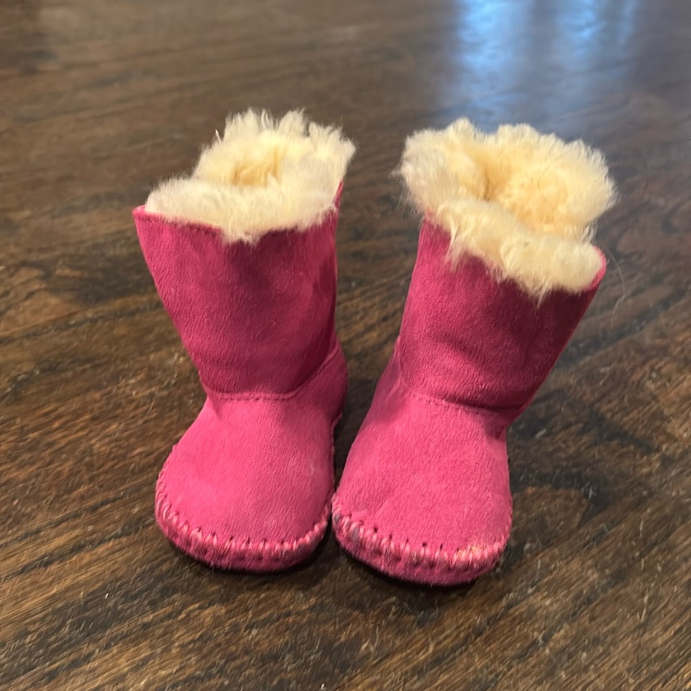 UGG Caden Infant Boots - Pink
Size 0/1. Worn only handful of times.